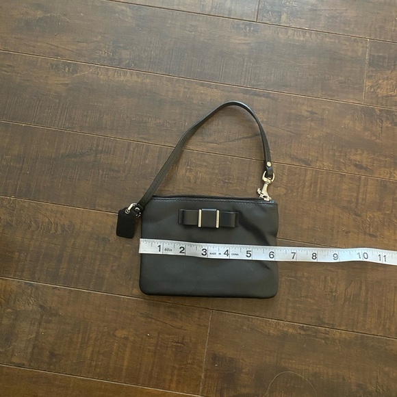 Coach Darcy black wristlet with bow and hang tag - Picture 7 of 9